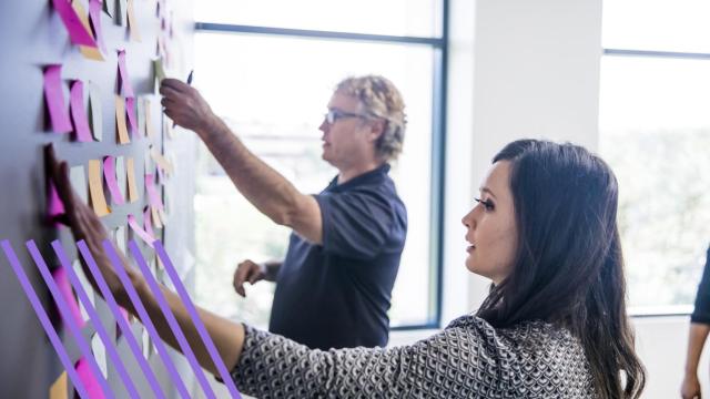 Una mujer y un hombre en una oficina.