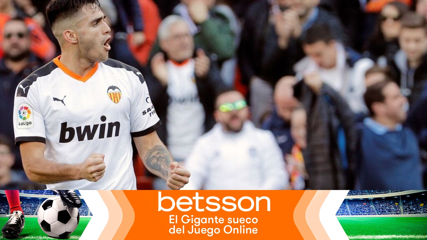 Maxi Gómez celebra un gol con el Valencia