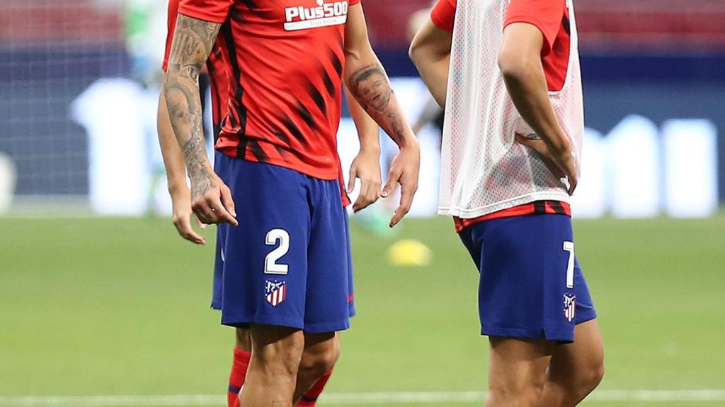 José María Giménez y Joao Felix, durante el calentamiento del Atlético de Madrid frente al Mallorca