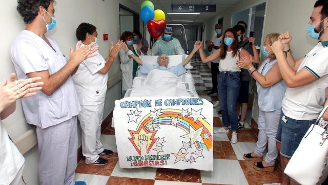 Marcos González de 63 años sale de la UCI tras 100 días de ingreso y más de 90 con respirador.  EFE/Morell