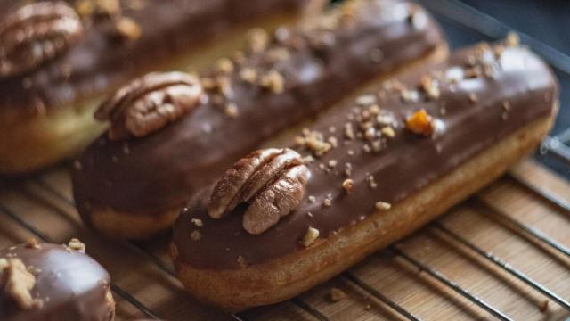 Eclairs de café con glaseado de chocolate y nueces, receta de postre fácil