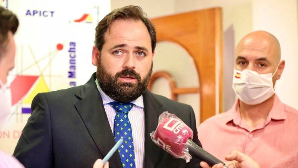 Paco Núñez este viernes con empresarios del calzado de la localidad toledana de Fuensalida