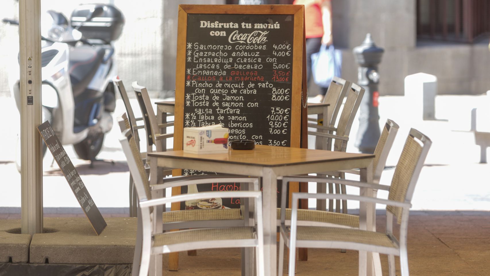 Mesa vacía en la terraza de un restaurante de Madrid (España), a 22 de junio de 2020.