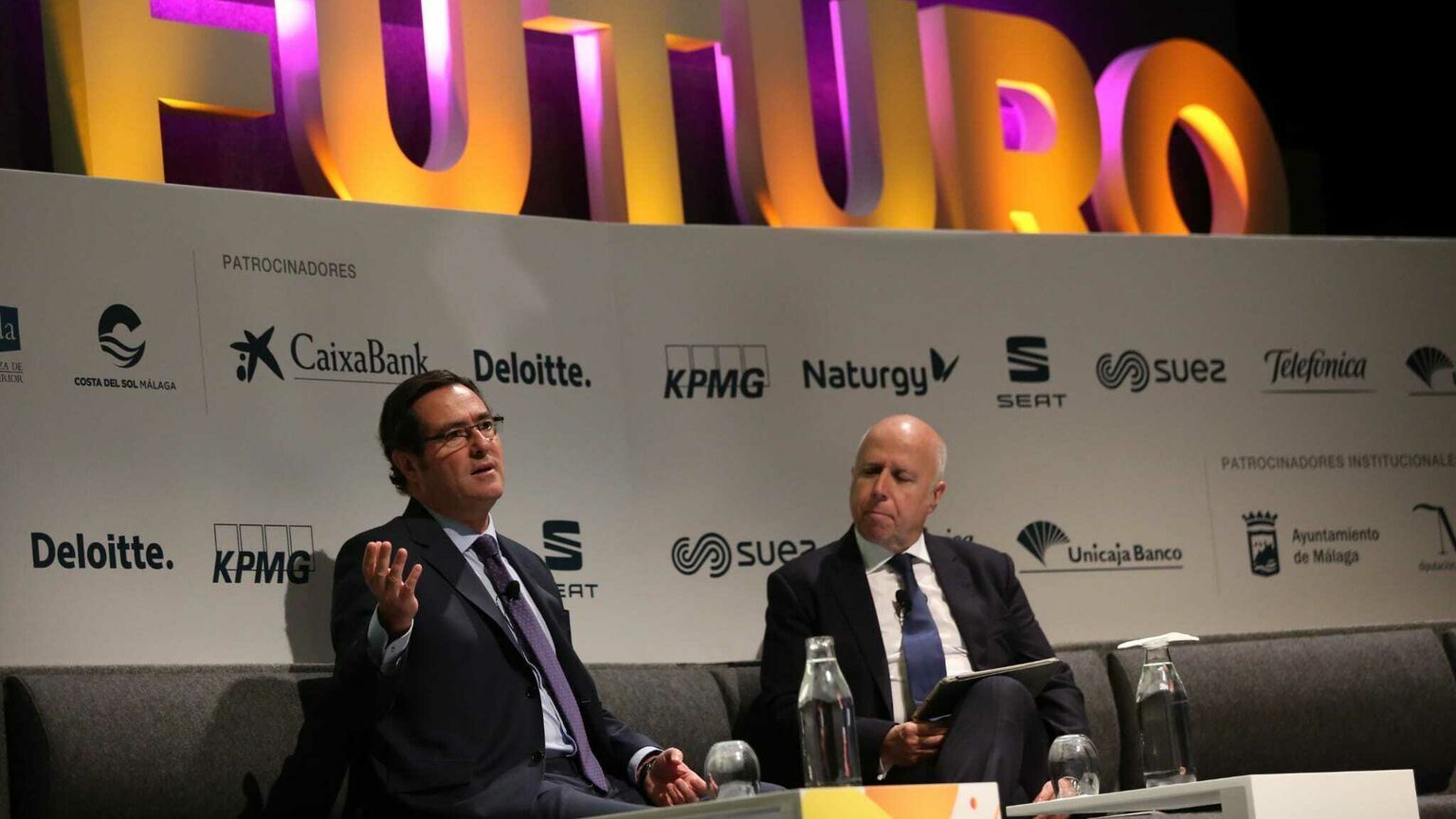 El presidente de CEOE, Antonio Garamendi, y el presidente de KPMG, Hilario Albarracín.