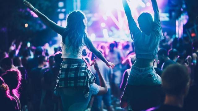 Jóvenes en un festival de música.