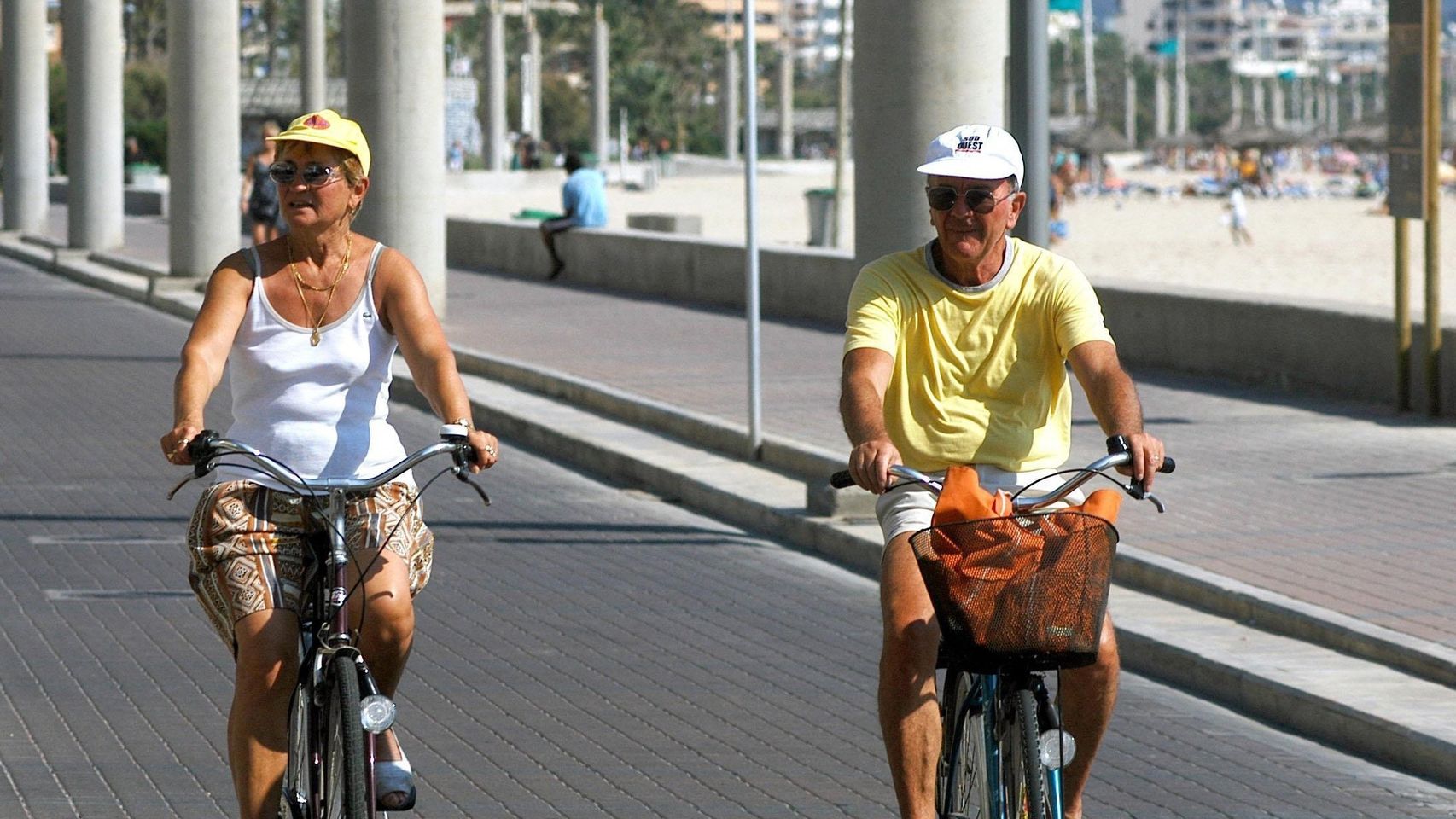 Dos turistas en bicicleta.