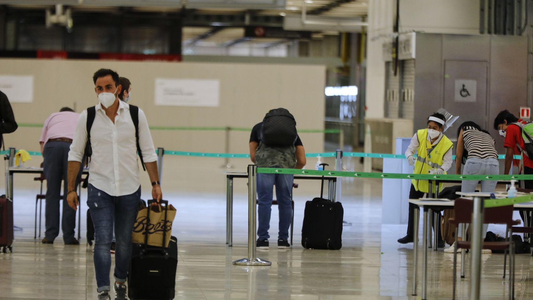 Viajero en un aeropuerto de España.