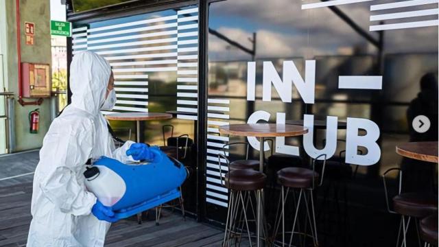 Tareas de desinfección en la Sala Inn de A Coruña.