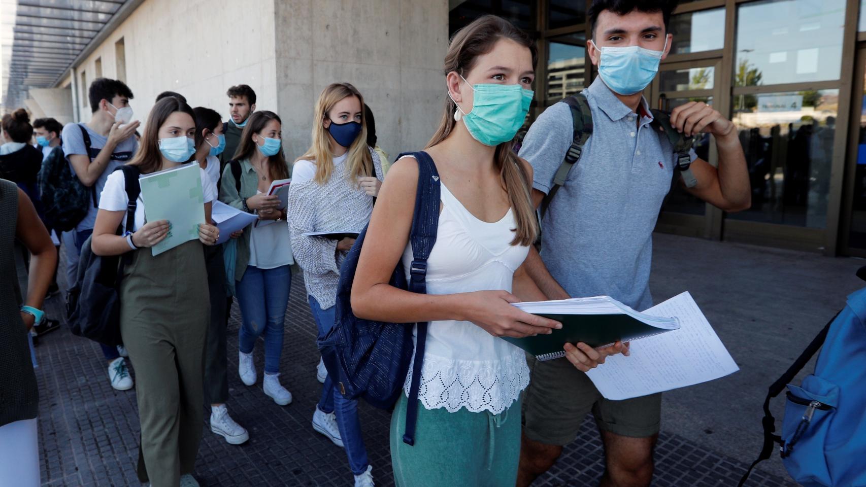 Los alumnos entran en los exámenes de Selectividad.
