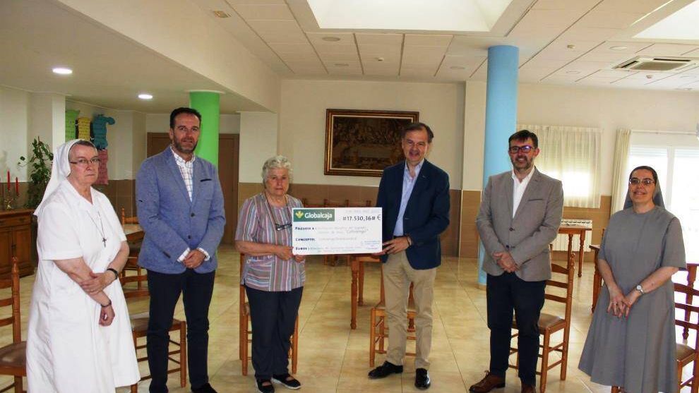 El director de Relaciones Institucionales de Globalcaja, Antonio González, hace entrega de los fondos recaudados