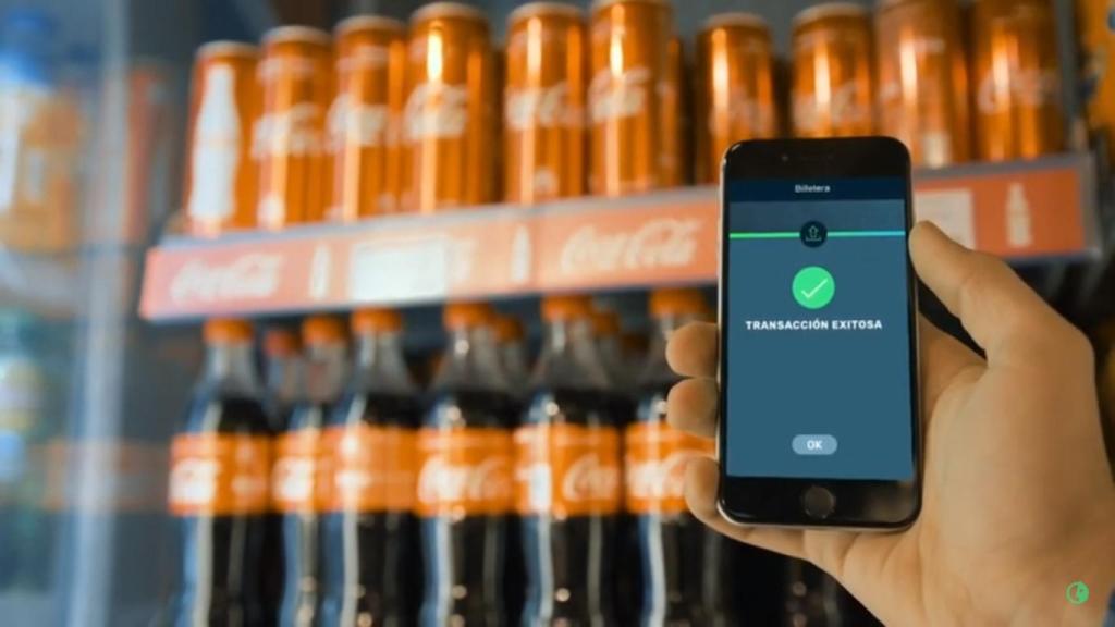 Un usuario paga en un establecimiento con la aplicación de Eurocoinpay.