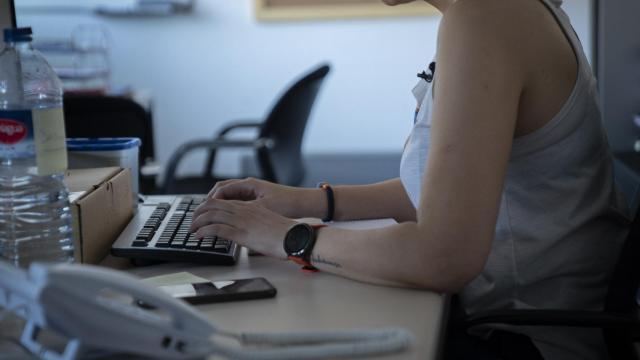 Una personas trabajando en su oficina.