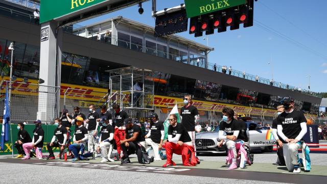Los pilotos de F1 divididos entre los que se arrodillan y los que no