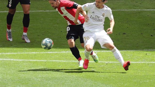 Iker Muniain y Luka Modric, en el Athletic - Real Madrid de la jornada 34 de La Liga