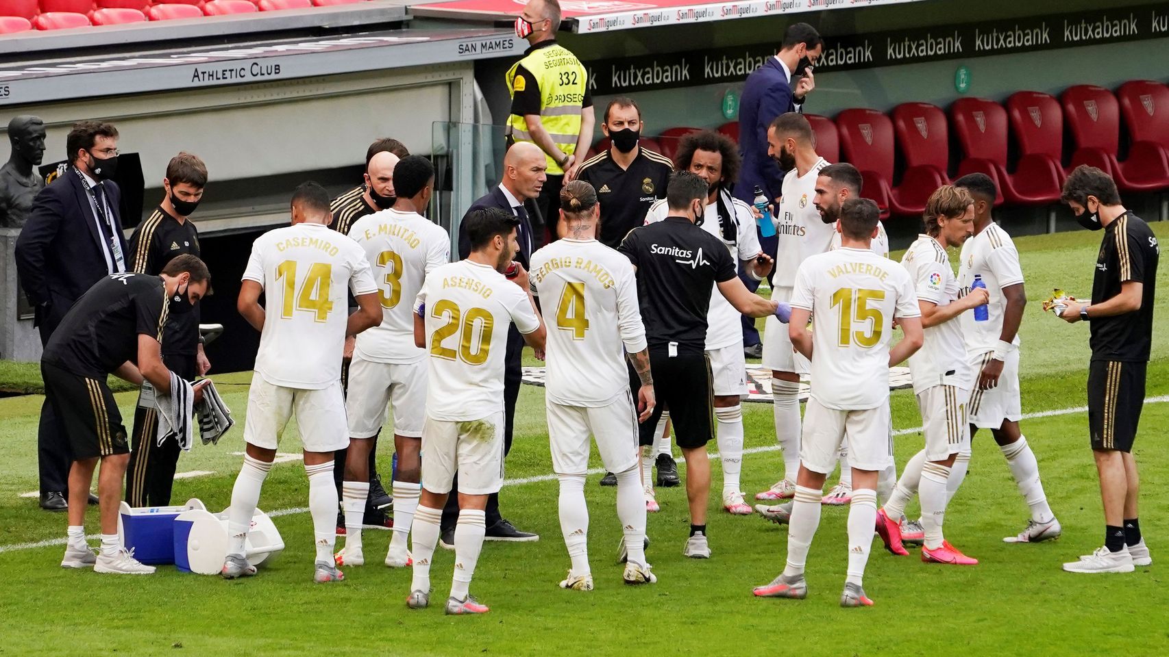 Los jugadores del Real Madrid escuchan a Zidane en la pausa de hidratación