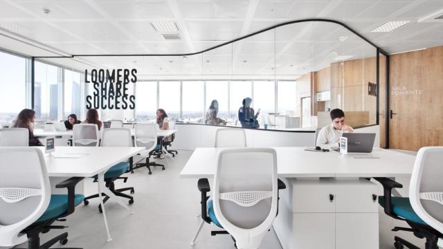 Espacio de 'coworking' de Loom, filial de Merlin Properties, en Torre Chamartín de Madrid.