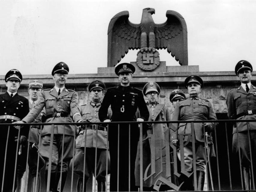 Serrano Suñer y Himmler, junto a otros oficiales en la sede de la división 'Adolf Hitler' (1940).