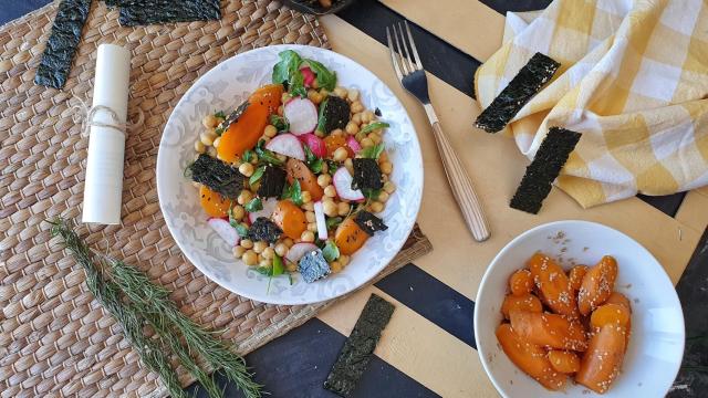 Ensalada de garbanzos, zanahoria y algas crujientes