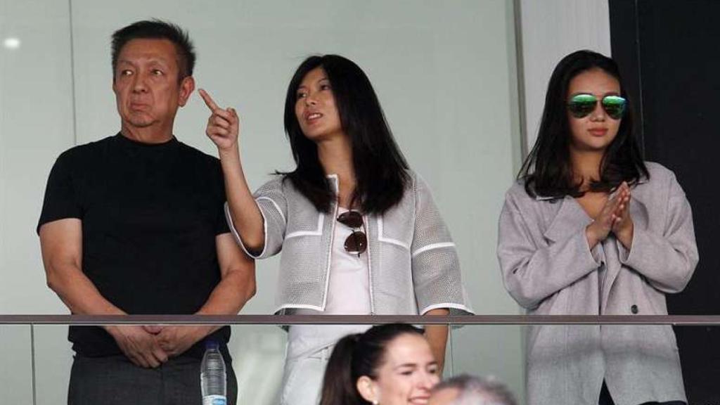 Kim. hija de Peter Lim, en el palco durante un partido del Valenia