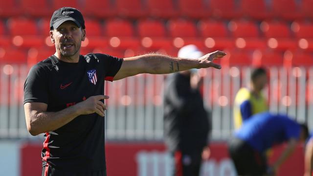 Diego Pablo Simeone dirigiendo un entrenamiento del Atlético de Madrid