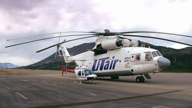Mil Mi-26 junto con un Bell Ranger 206