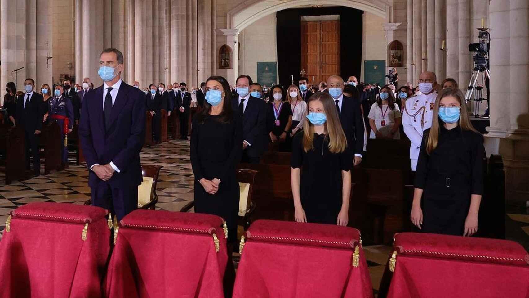 Los Reyes acudieron a la misa funeral, con la ausencia destacada de Sánchez e Iglesias.