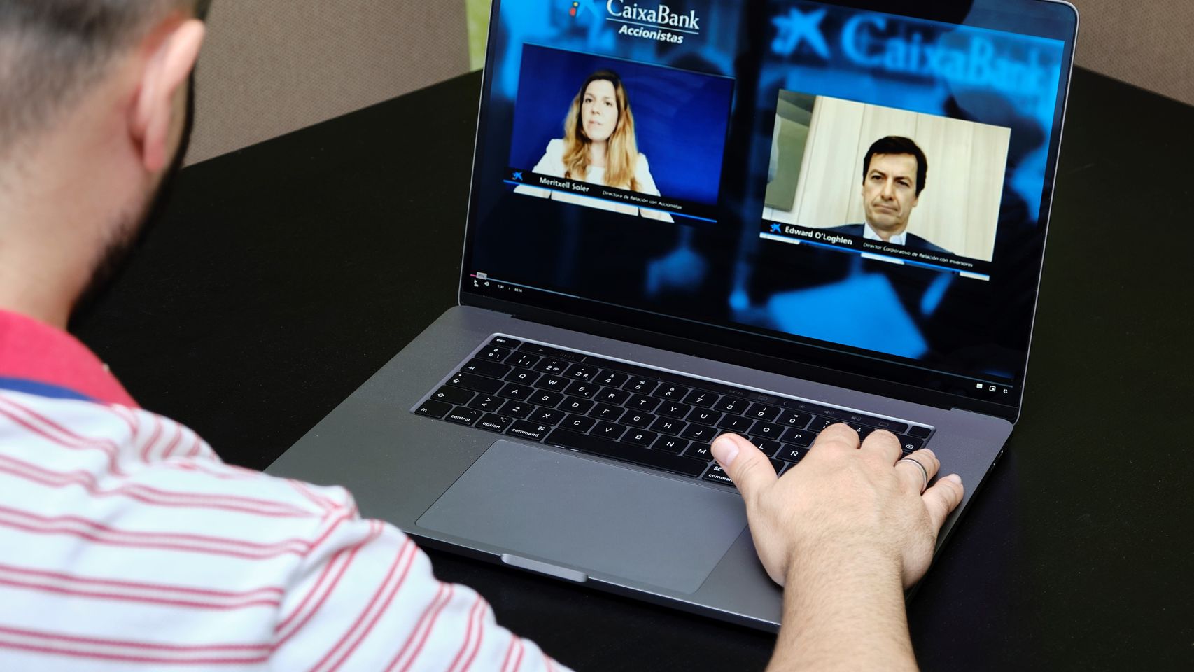 Un accionista asiste al encuentro corporativo virtual de CaixaBank.