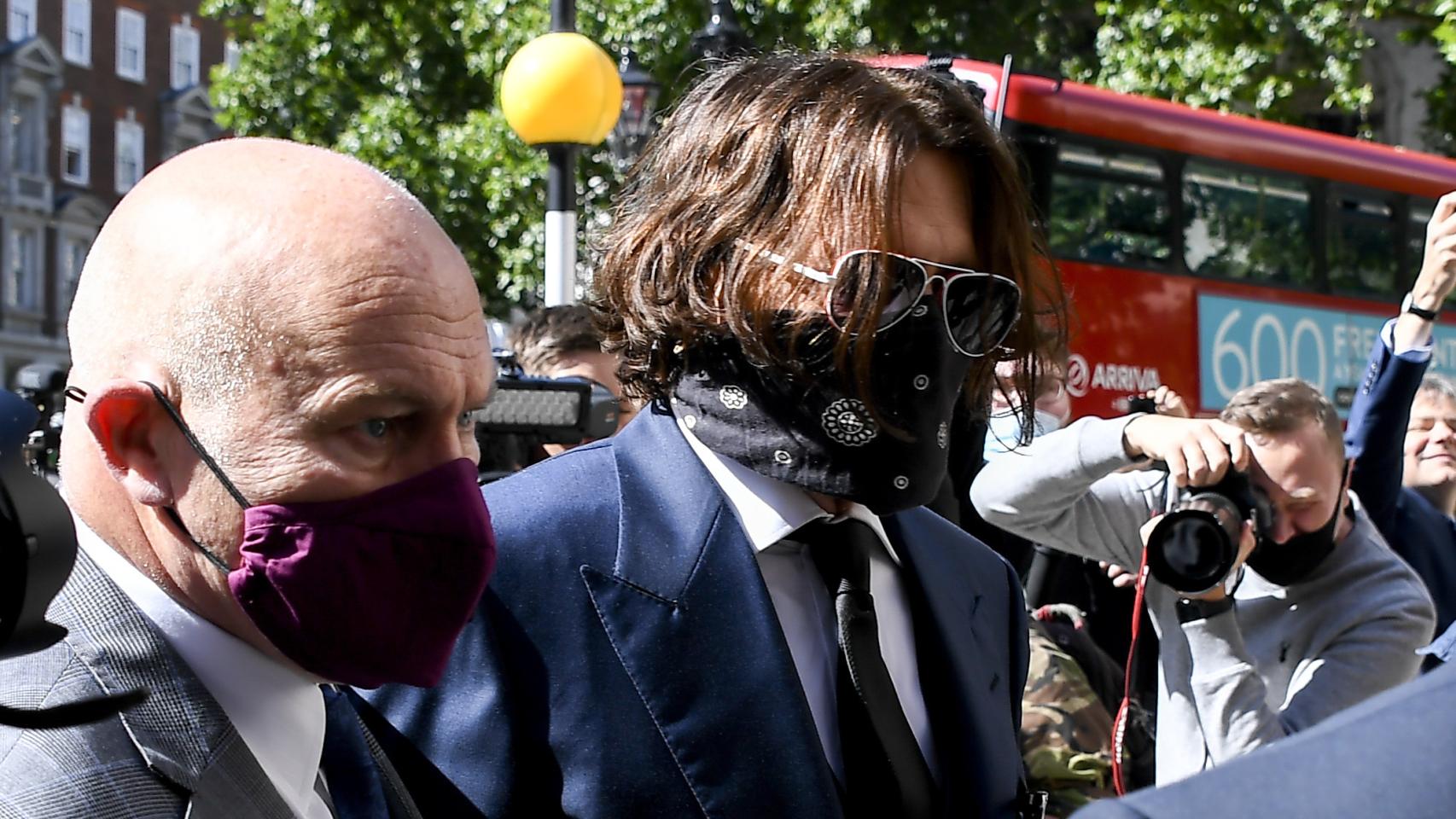 Johnny Depp a las puertas de los juzgados.