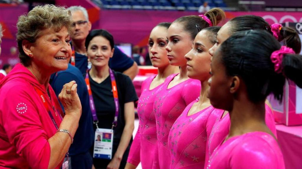 Martha Károlyi, junto a Simone Biles y el resto de la selección de Estados Unidos de gimnasia artística