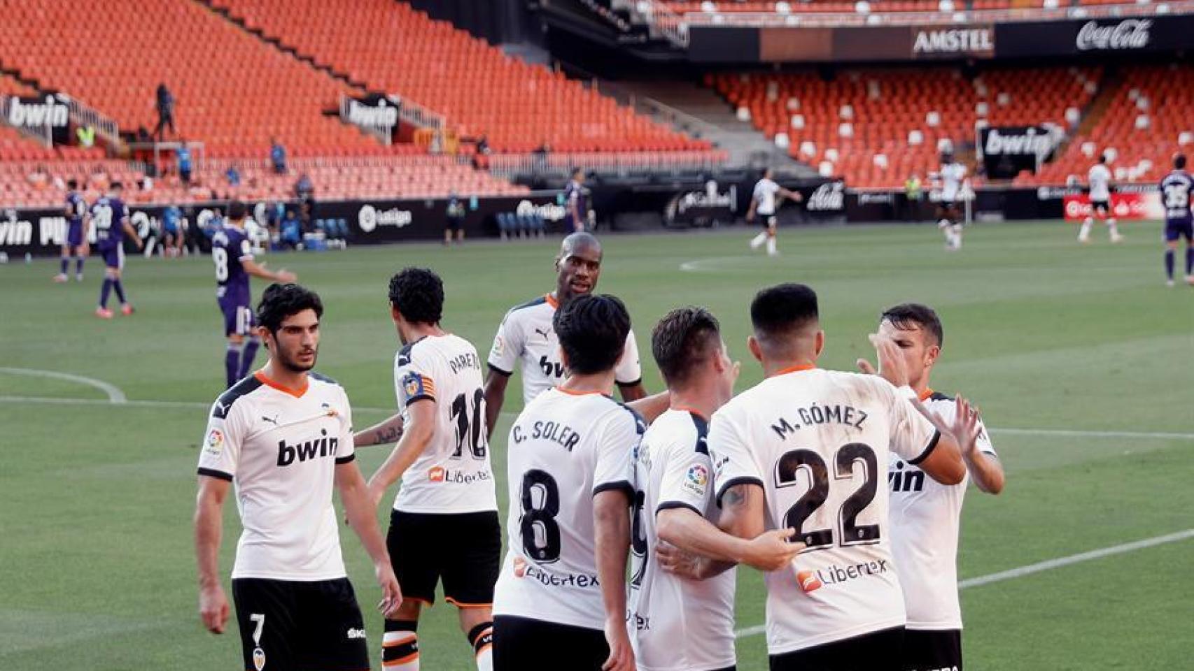 Piña de los jugadores del Valencia para celebrar el gol de Maxi Gómez ante el Valladolid