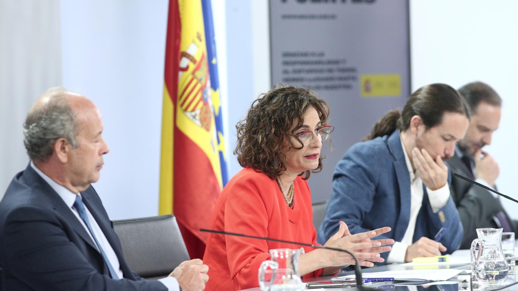 El ministro de Justicia, Juan Carlos Campo; la ministra portavoz y de Hacienda, María Jesús Montero; el vicepresidente y ministro de Derechos Sociales y Agenda 2030, Pablo Iglesias, y el ministro de Transportes, Movilidad y Agenda Urbana, José Luis Ábalos, durante la rueda de prensa posterior al Consejo de Ministros en Moncloa, en Madrid (España), a 7 de julio de 2020.