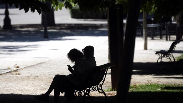 El Retiro y ocho parques de Madrid, cerrados  al activarse la alerta roja por altas temperaturas y viento