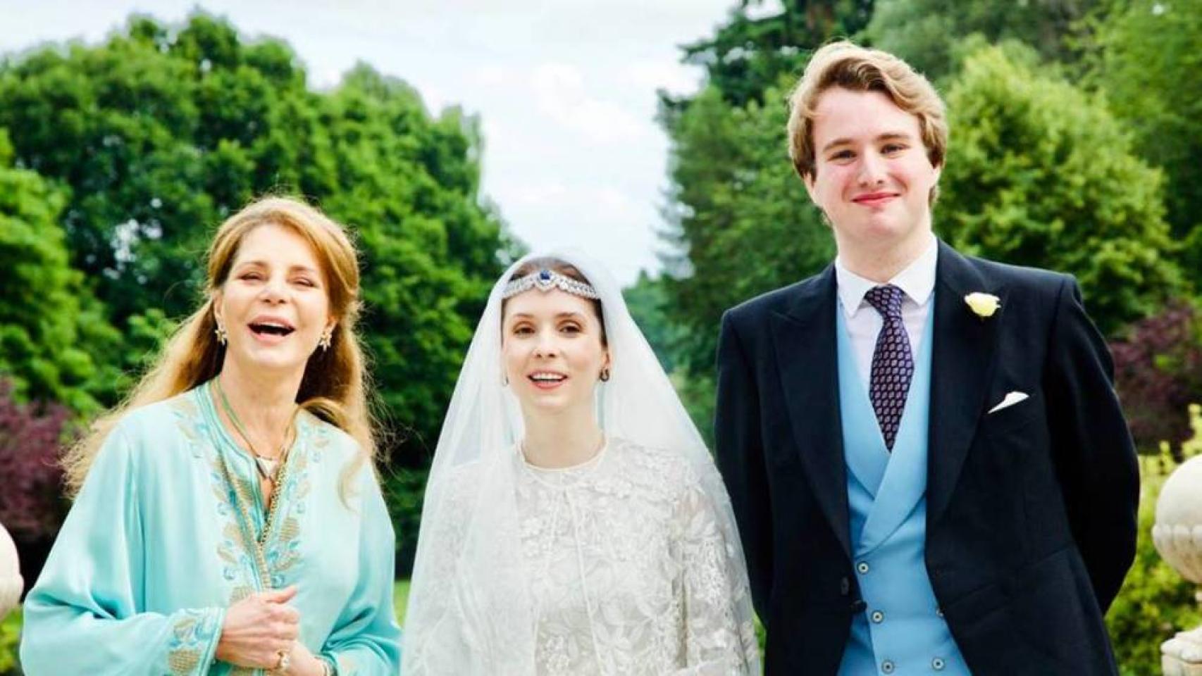 La reina Noor de Jordania junto a la princesa Raiyah y el periodista británico Ned Donovan, en su boda.