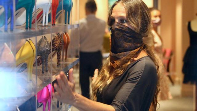 Sarah Jessica Parker en el interior de su nueva tienda de zapatos de la Gran Manzana.