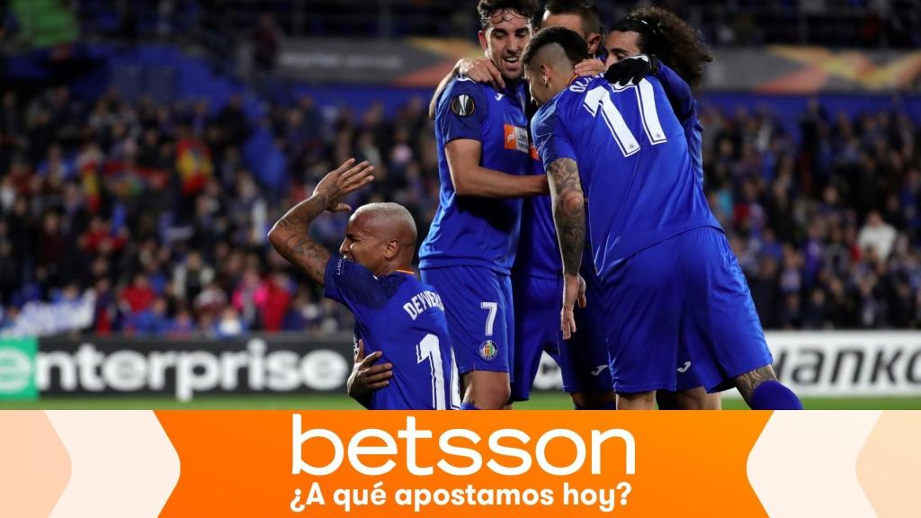 Piña de los jugadores del Getafe para celebrar un gol en La Liga