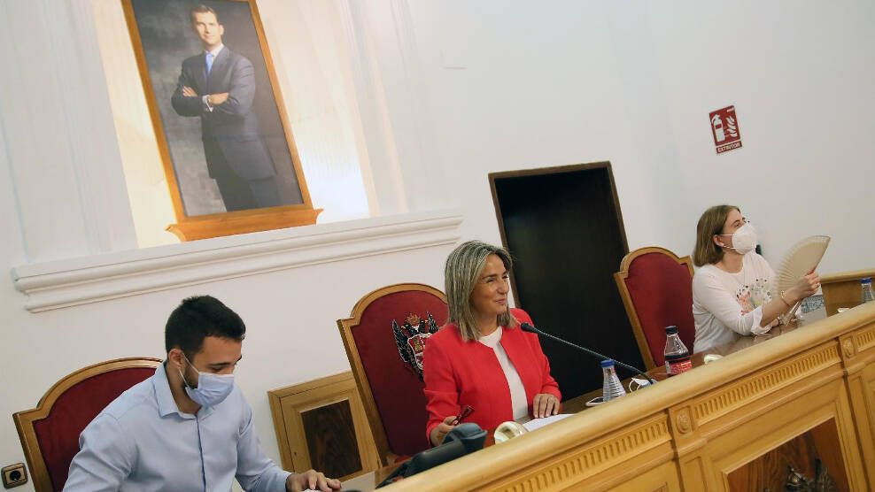 Milagros Tolón, alcaldesa de Toledo, en el centro