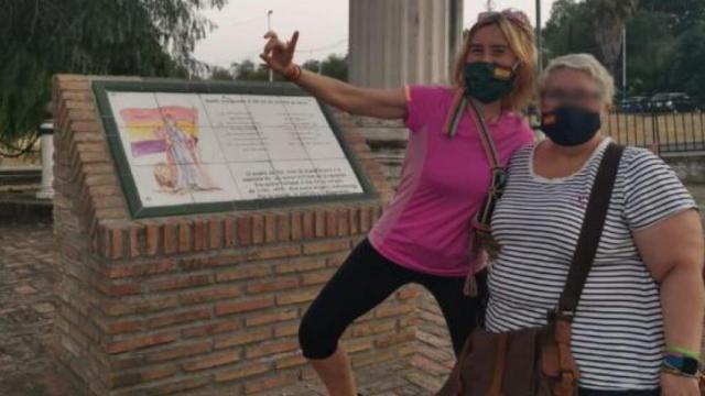 Las dos mujeres ante el monumento en homenaje a víctimas de la Guerra Civil en San Juan de Aznalfarache.