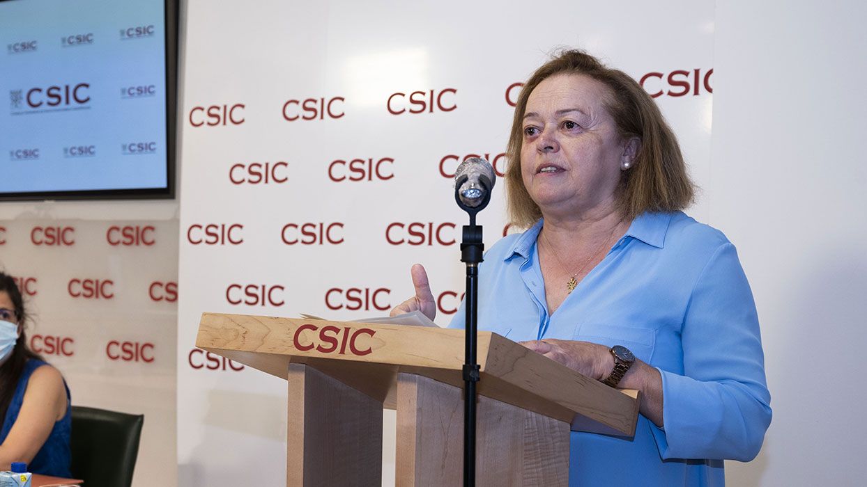 La presidenta del CSIC, Rosa Menéndez y Mar Valés, investigadora del CNB-CSIC, durante la presentación del nuevo test.
