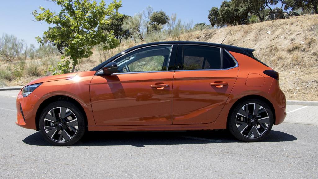 Cuenta con una batería de 50 kWh.