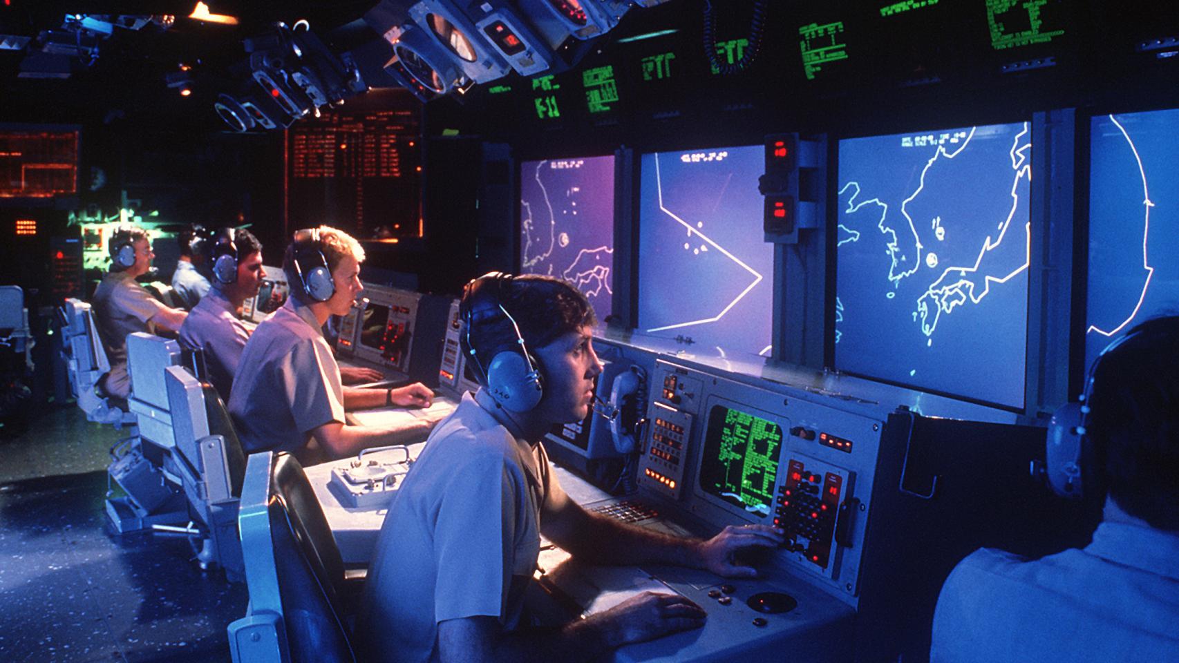 Operadores radar dentro del buque USS Vincennes