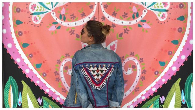 Andrea Sobrado con una de las cazadoras de su marca.