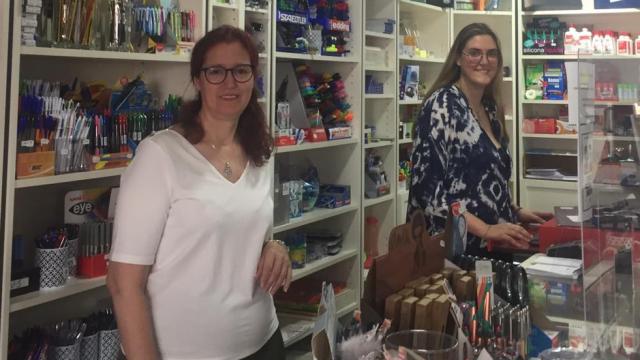Mónica y su hija, Irene, detrás del mostrador de la Papelería Óleo.