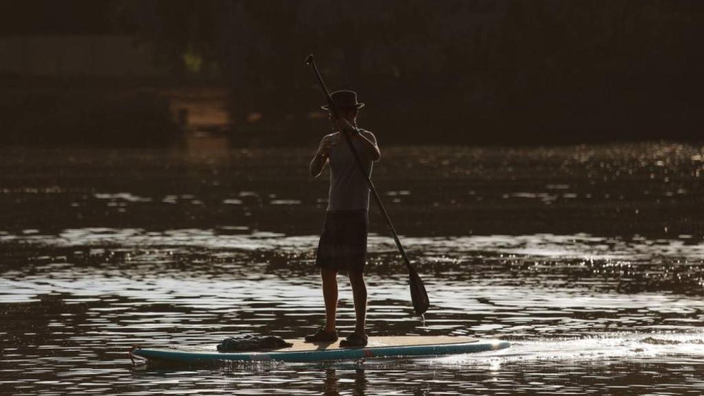 Un joven practicando paddle surf