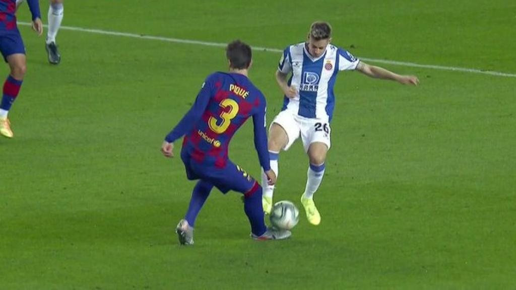 Entrada de roja de Pol Lozano sobre Gerard Piqué en el derbi catalán entre Barcelona y Espanyol