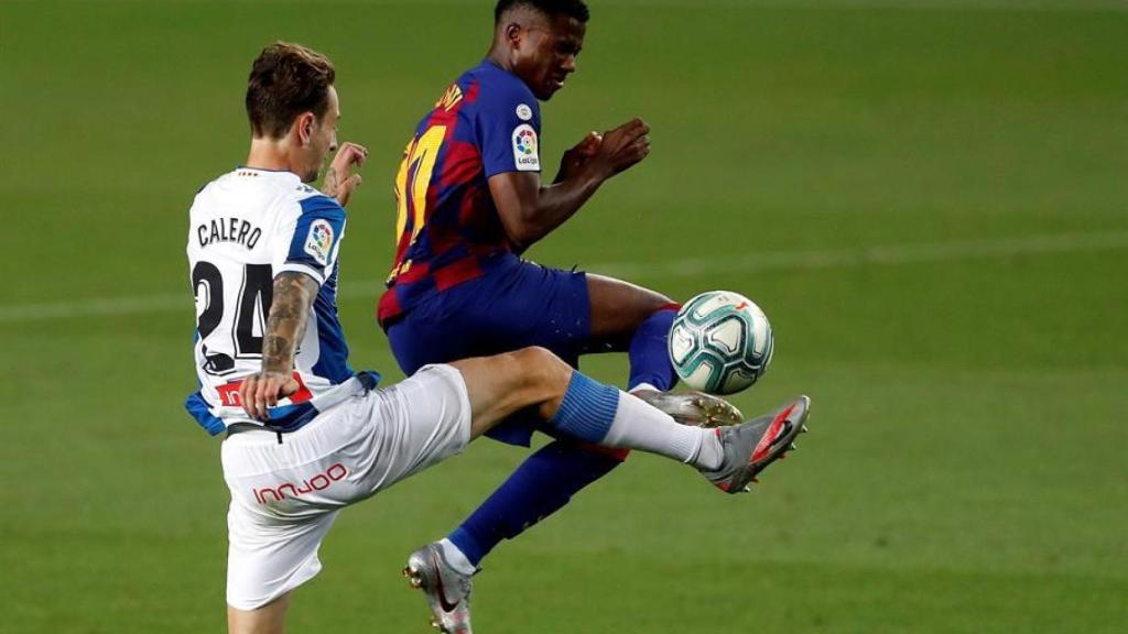 Entrada de Ansu Fati sobre Calero, castigada con roja directa en el Barcelona - Espanyol