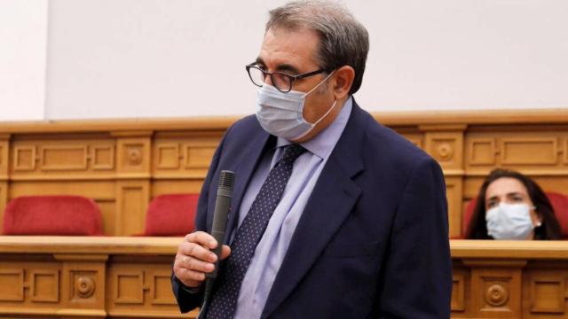 El consejero de Sanidad, Jesús Fernández, en el pleno de las Cortes
