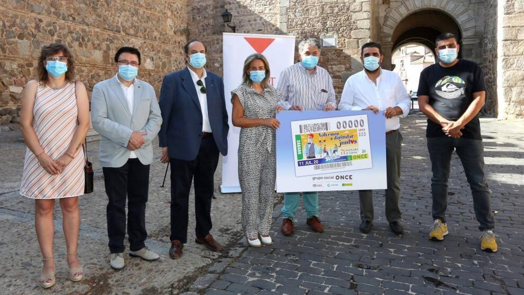 La alcaldesa de Toledo, Milagros Tolón, ha presentado, junto al delegado territorial de la ONCE, Carlos Javier Hernández, el cupón de este sábado dedicado a la hostelería