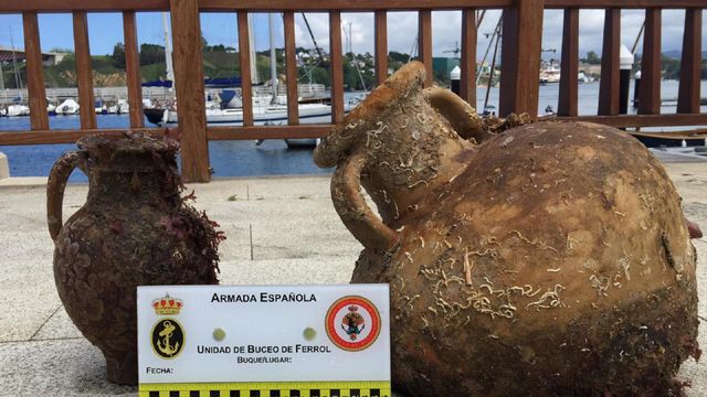 Buceadores hallan junto a un galeón en Ribadeo un ánfora griega del siglo VI a. C.