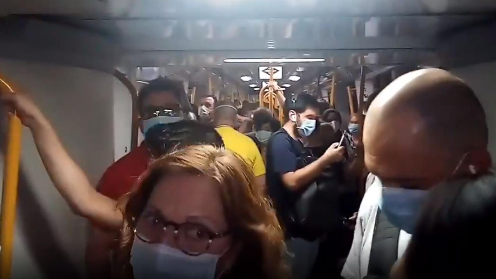 El peligro de un rebrote viaja en Metro: las impactantes imágenes de un vagón parado y lleno