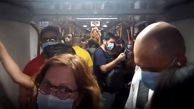 Imágenes captadas en un vagón del Metro de Madrid.